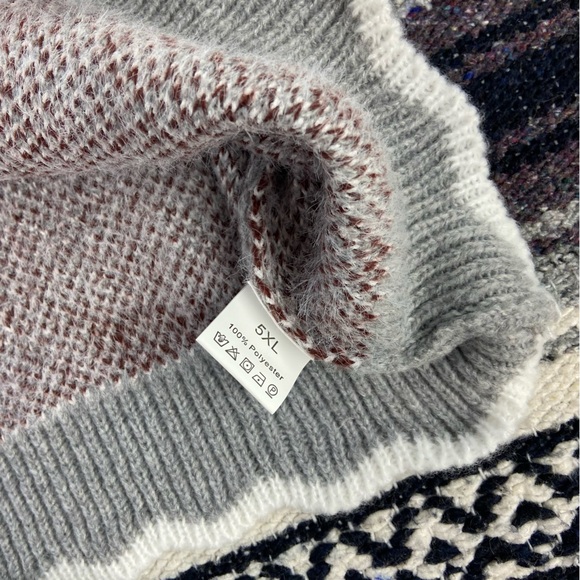 Gray Floral V-Neck Scalloped Sweater Volup Plus Size 4X/5X - Picture 7 of 8